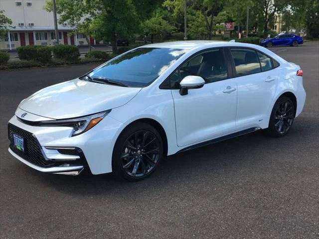 Certified Used 2025 WIND CHILL PEARL Toyota  image 12