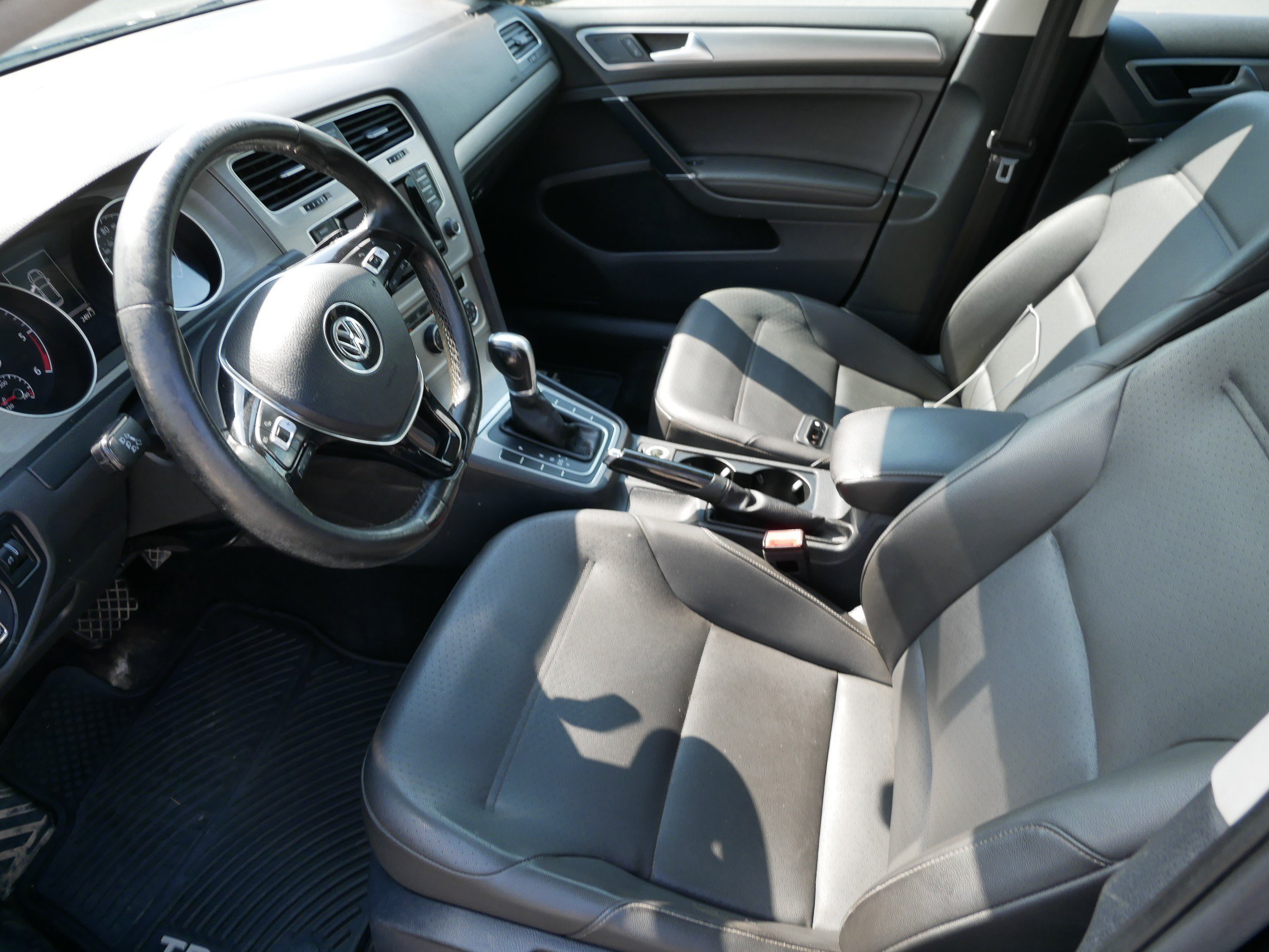 Used 2015 Black Volkswagen  image 11