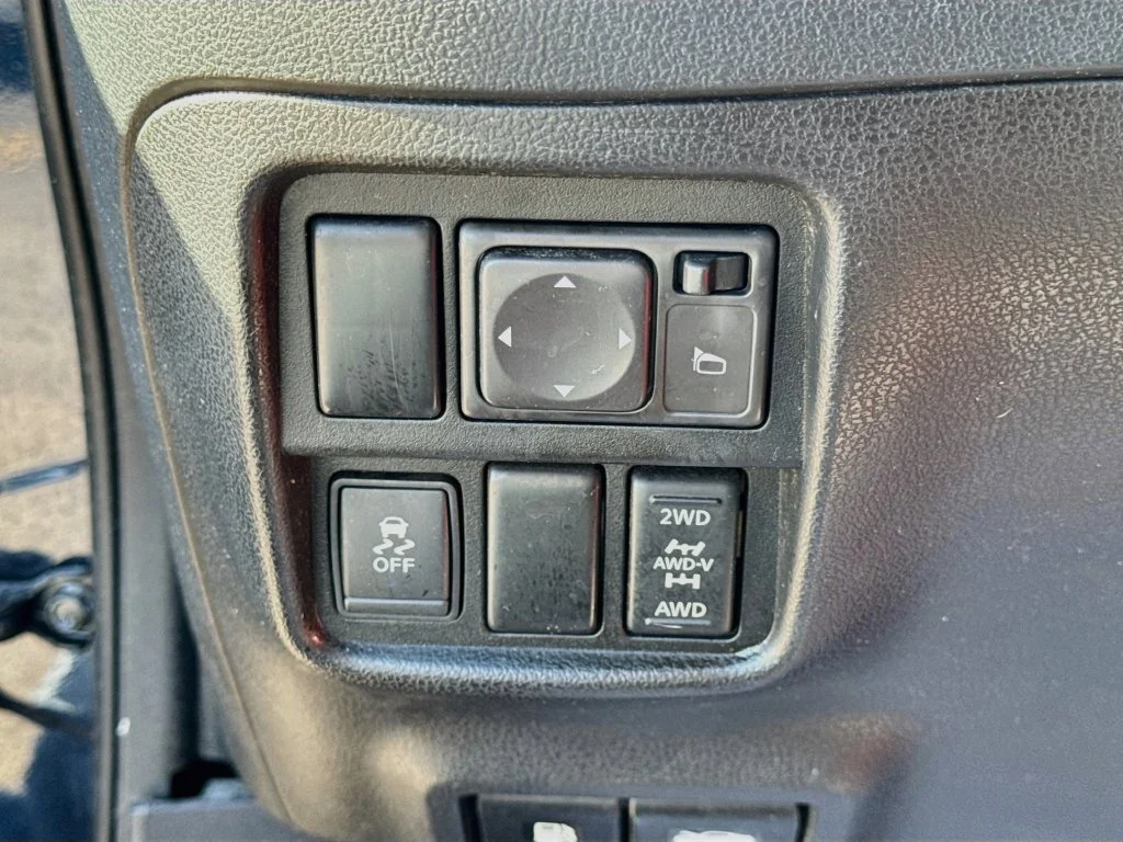 Used 2011 Black Nissan SL image 10