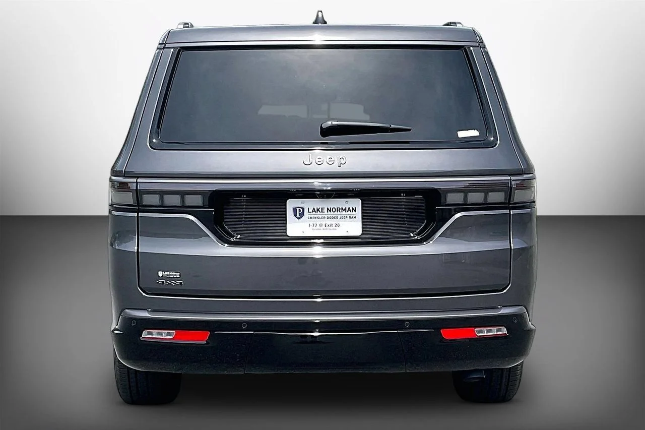 New 2026 Baltic-Gray Metallic Clear-Coat Exterior Paint Jeep Limited Altitude image 7
