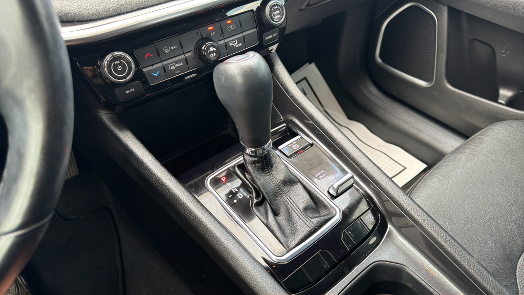 Used 2022 Silver Jeep Latitude Lux image 21