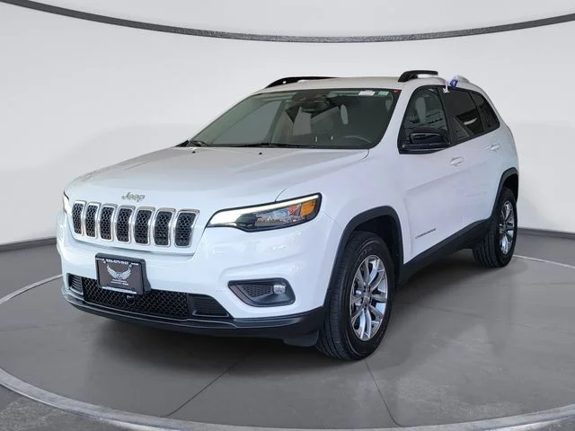 Used 2022 White Jeep Latitude Lux image 3