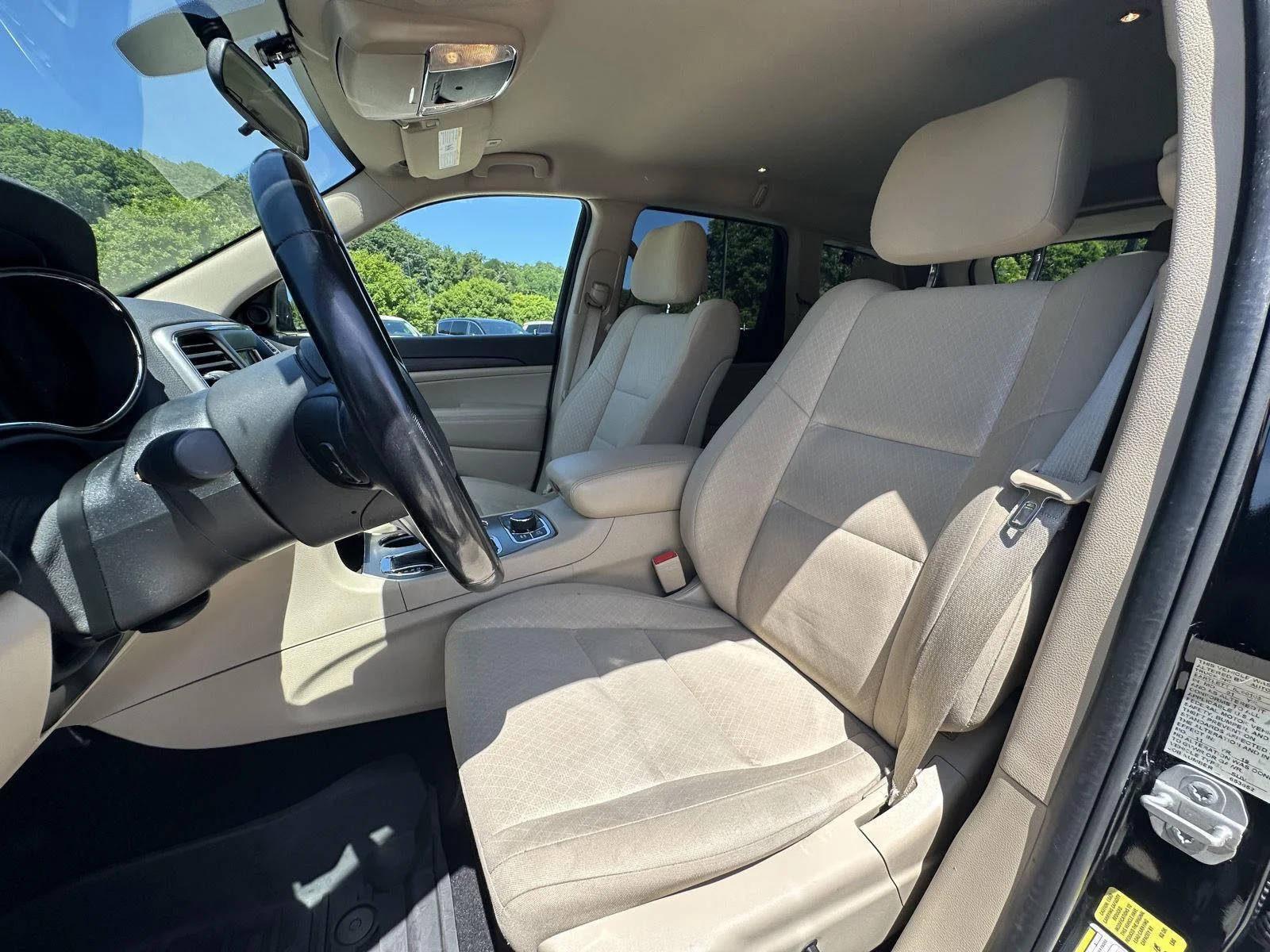 Used 2020 Diamond Black Jeep Laredo E image 9