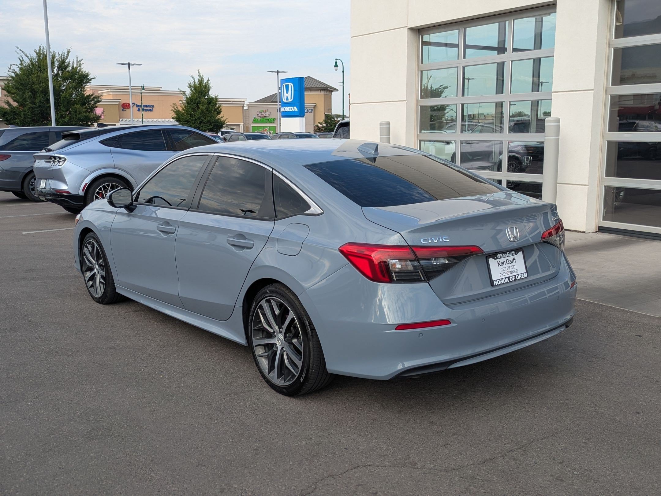 Used 2024 Sonic Gray Pearl Honda Touring image 5