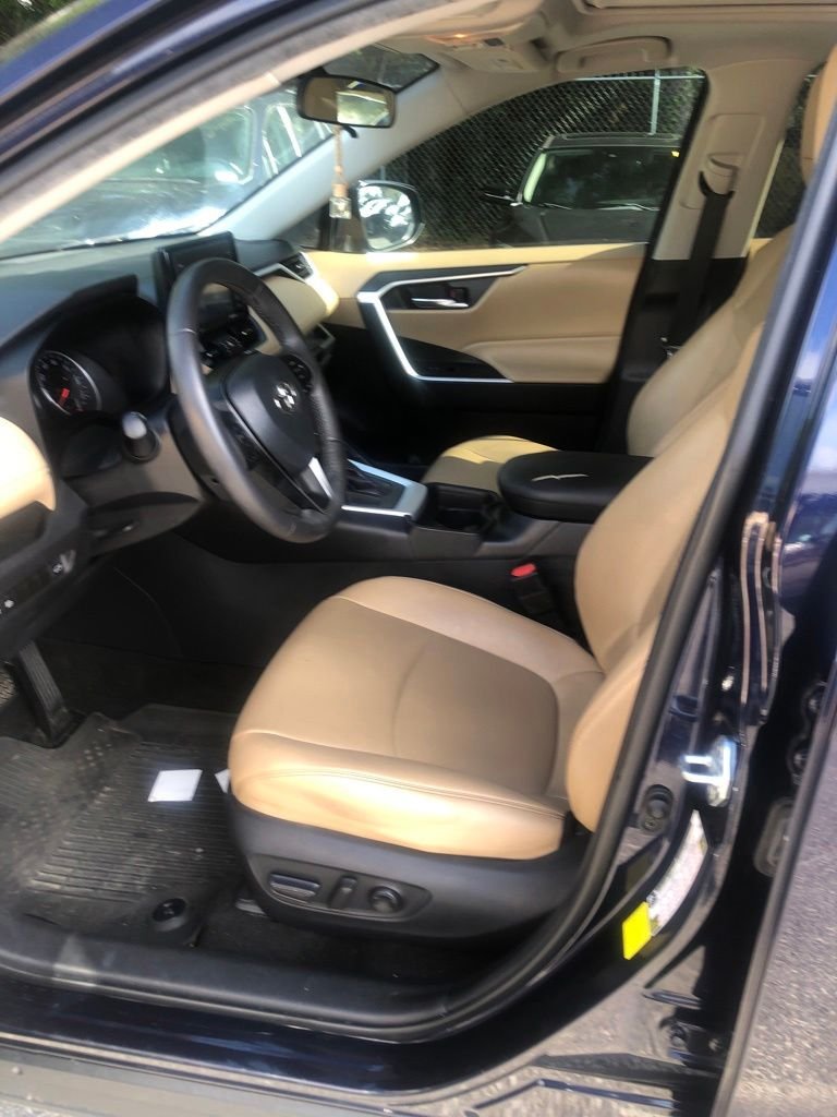 Used 2021  Toyota XLE Premium image 5