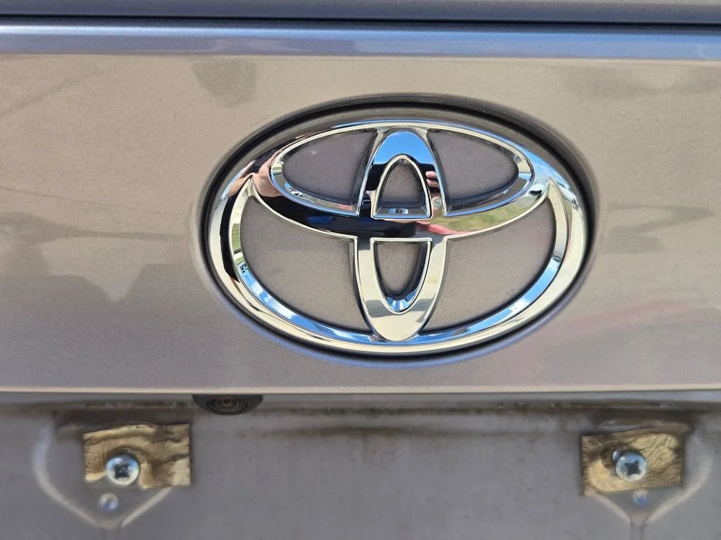Used 2019 Silver Toyota XLE image 8
