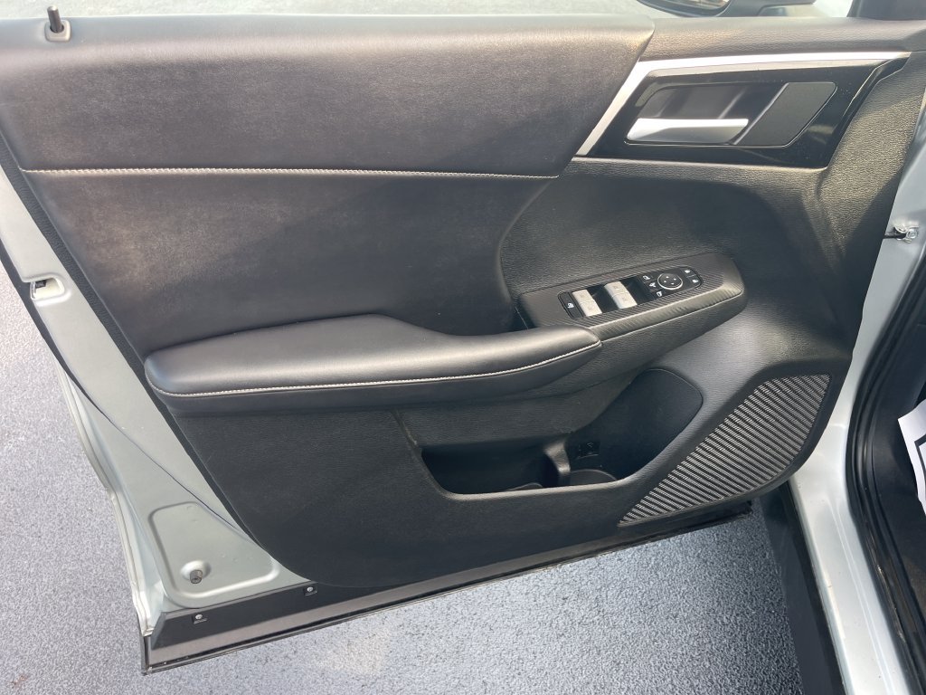 Used 2024 Silver Mitsubishi SE image 12