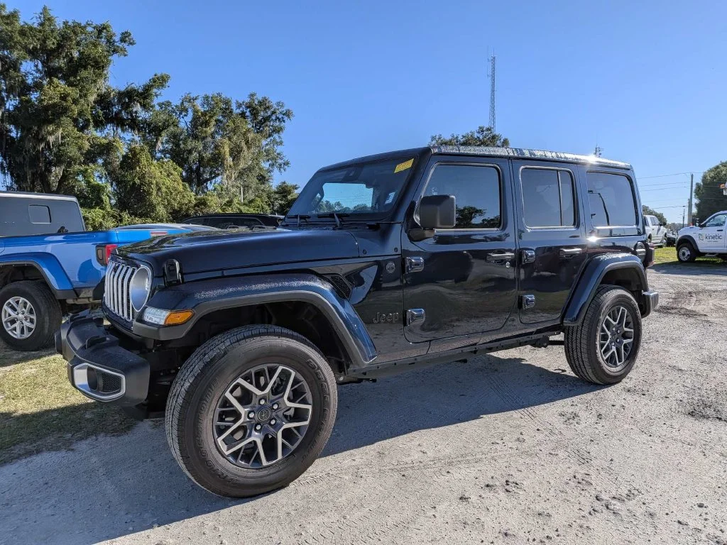 Used 2025 Blue Jeep Sahara image 1