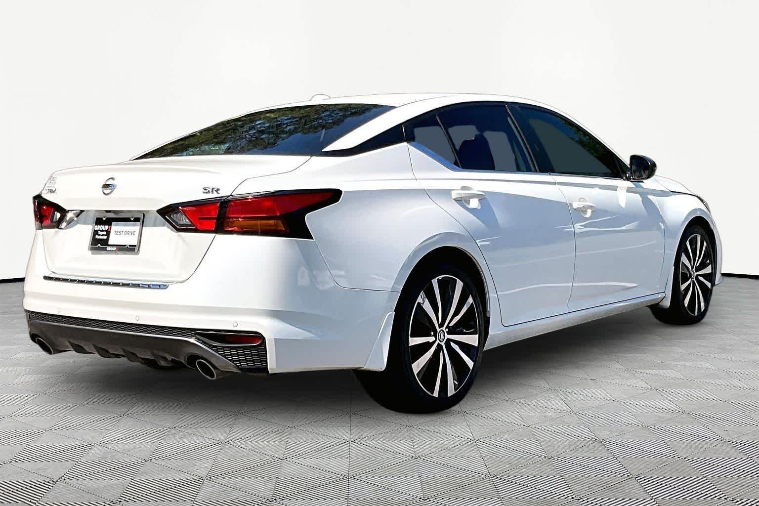 Used 2022 Pearl White Tricoat Nissan 2.5 SR image 13