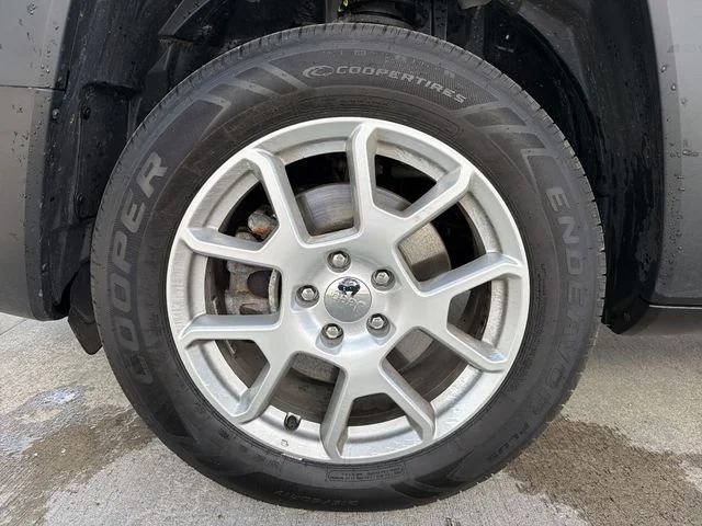 Used 2021 White Jeep Latitude image 12