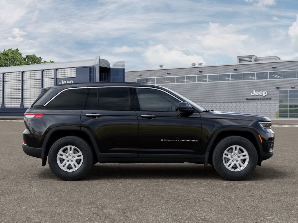 Used 2025 Black Jeep Laredo image 21
