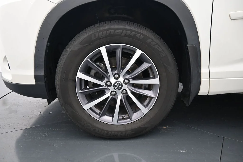 Used 2018 White Toyota XLE image 14