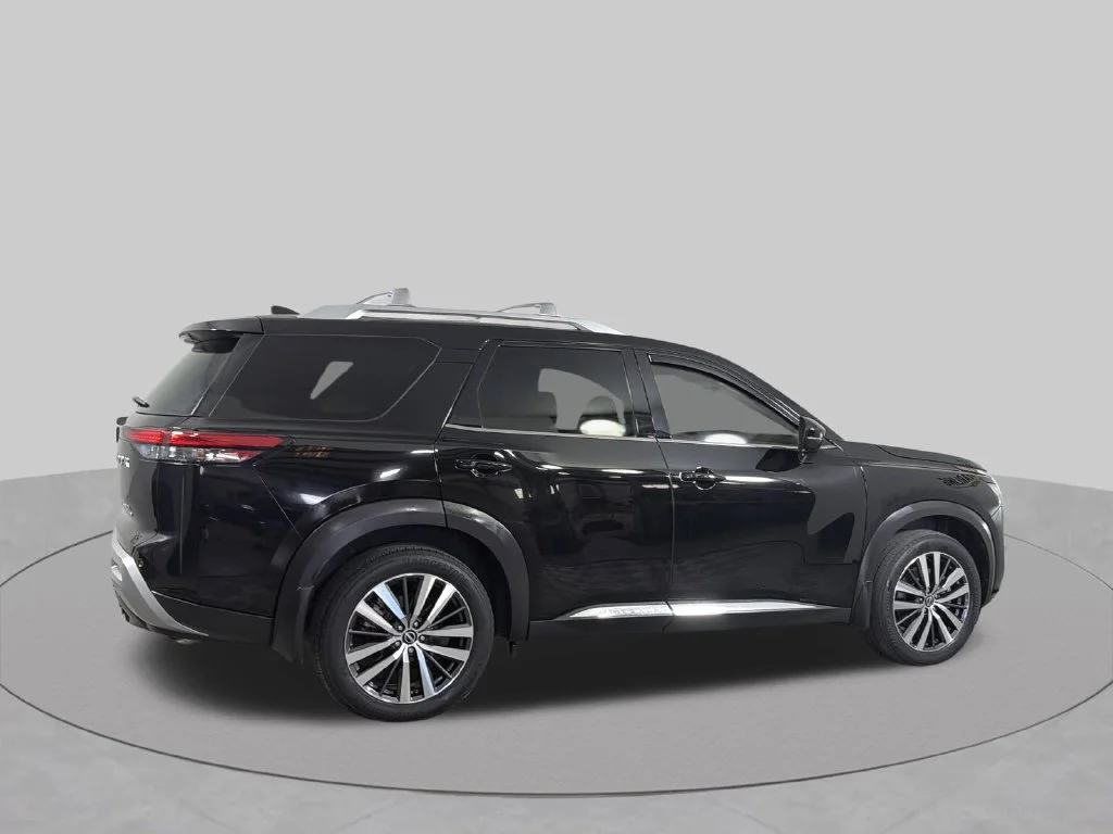 Used 2022 Black Nissan Platinum image 13
