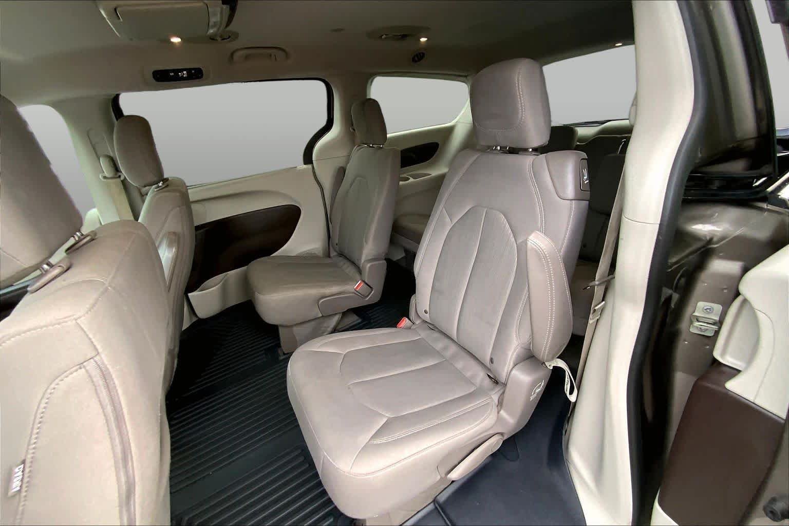 Used 2018 Molten Silver Chrysler Touring Plus image 20