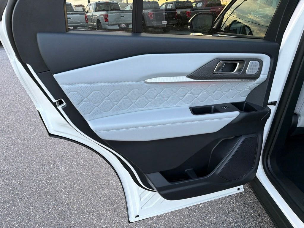 New 2026 Star White Metallic Tri-Coat Ford Platinum™ image 28