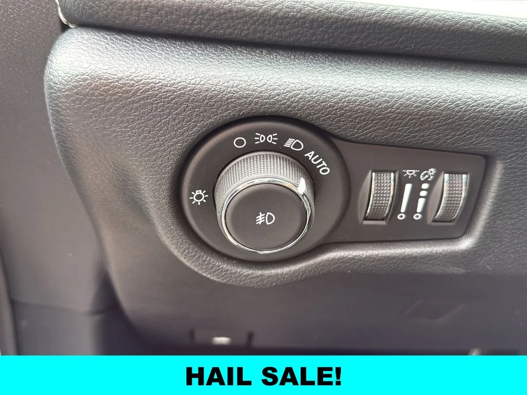 Used 2025 White Chrysler Select image 17