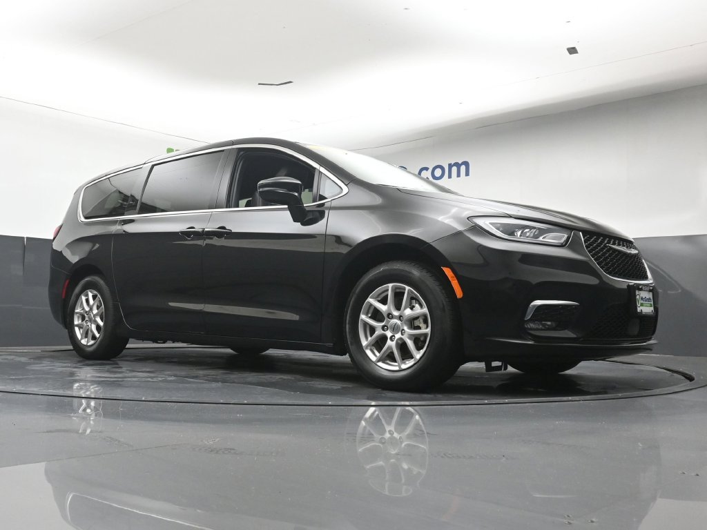 Used 2025 Black Chrysler Select image 25