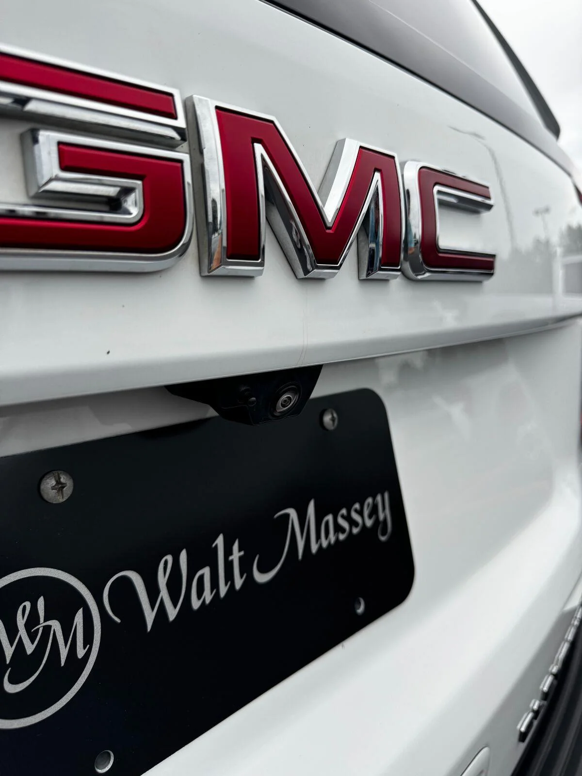 Used 2025 Summit White GMC Elevation image 19