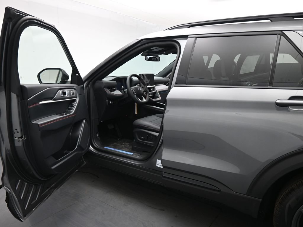 New 2026 Carbonized Gray Metallic Ford ST-Line image 8