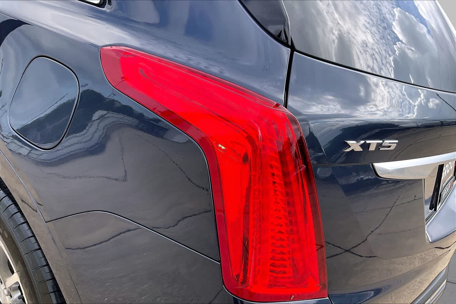 Used 2019 Harbor Blue Metallic Cadillac Luxury FWD image 27