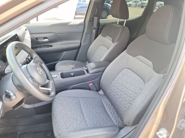 Used 2025 Brown Nissan SV image 9