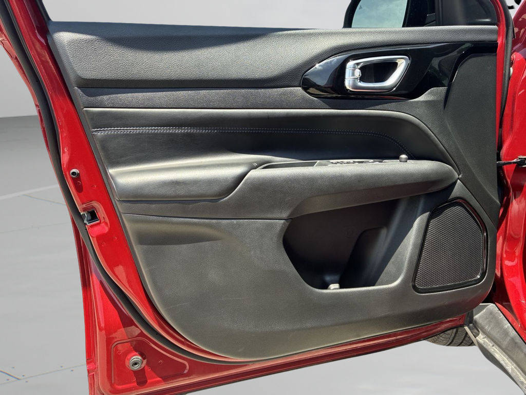 New 2026 Red Hot Pearlcoat Jeep Latitude image 31