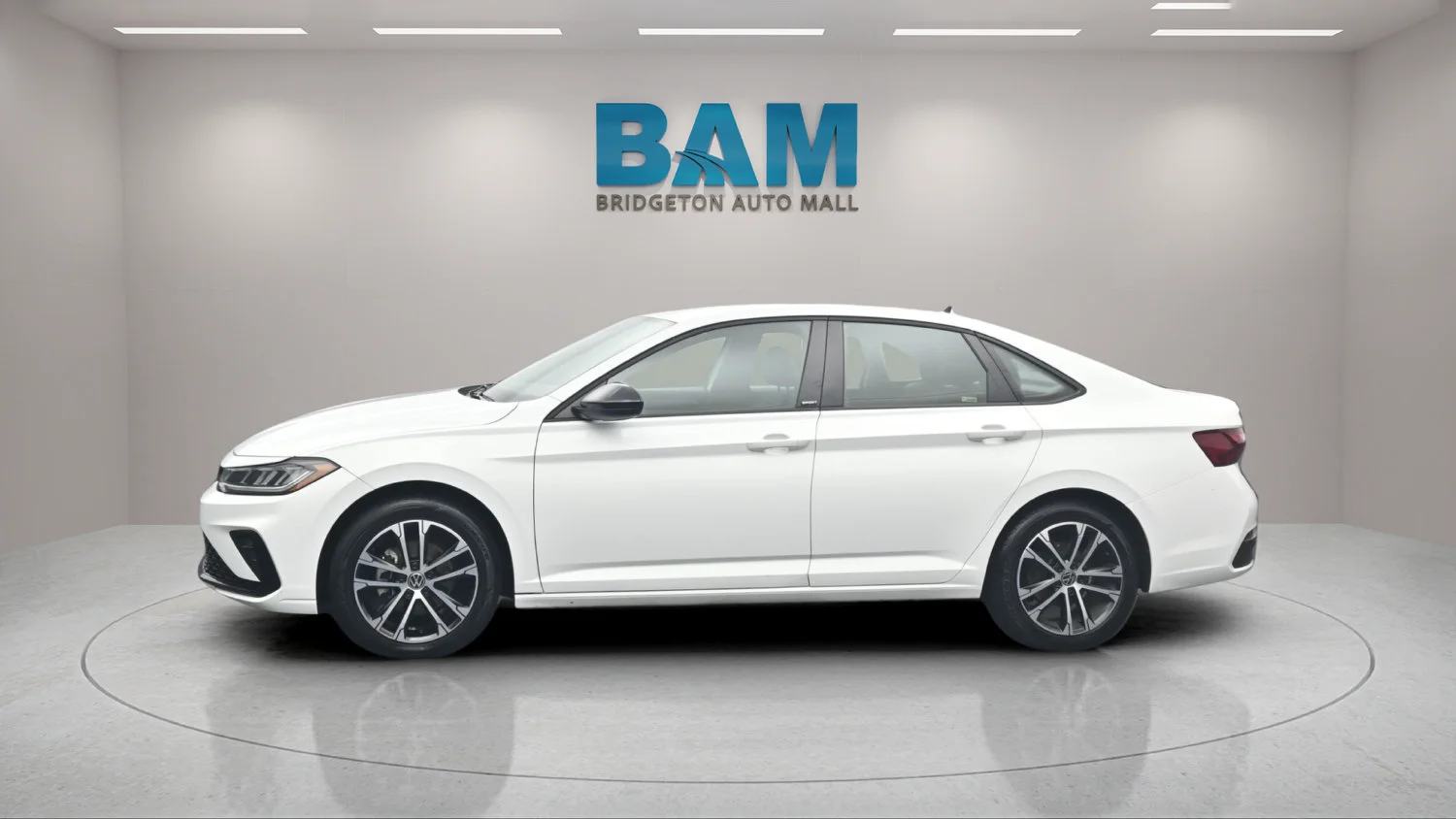 Used 2025 White Volkswagen Sport image 3