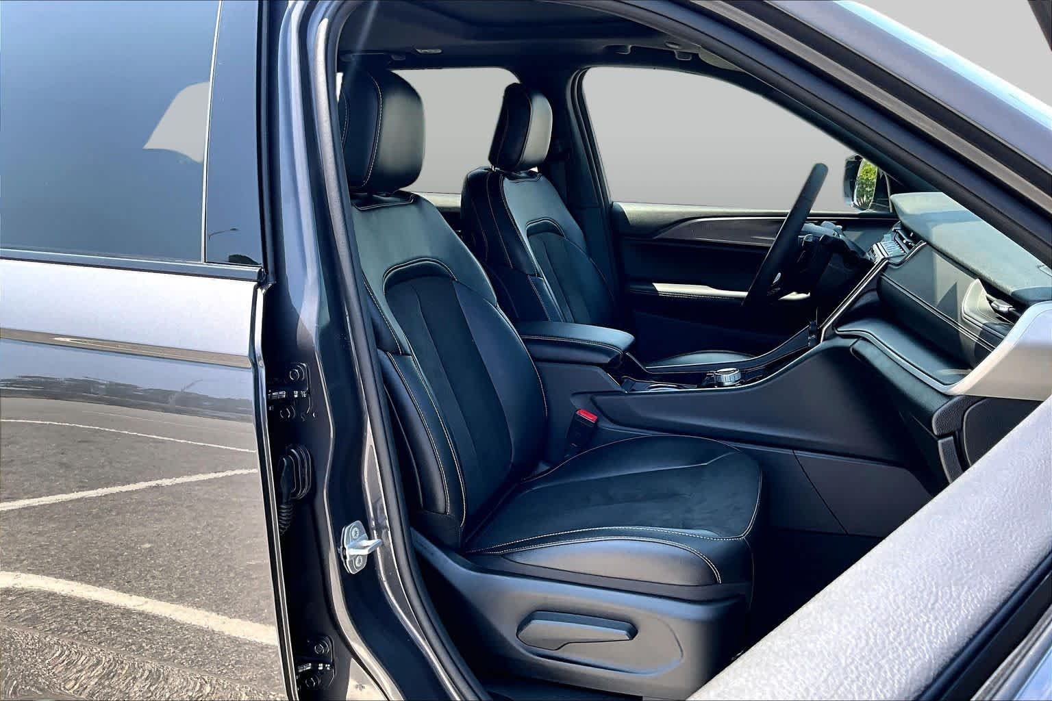 Used 2023 Baltic Gray Metallic Clearcoat Jeep Altitude image 9
