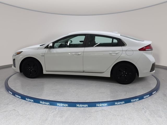 Used 2020 White Hyundai SE image 9