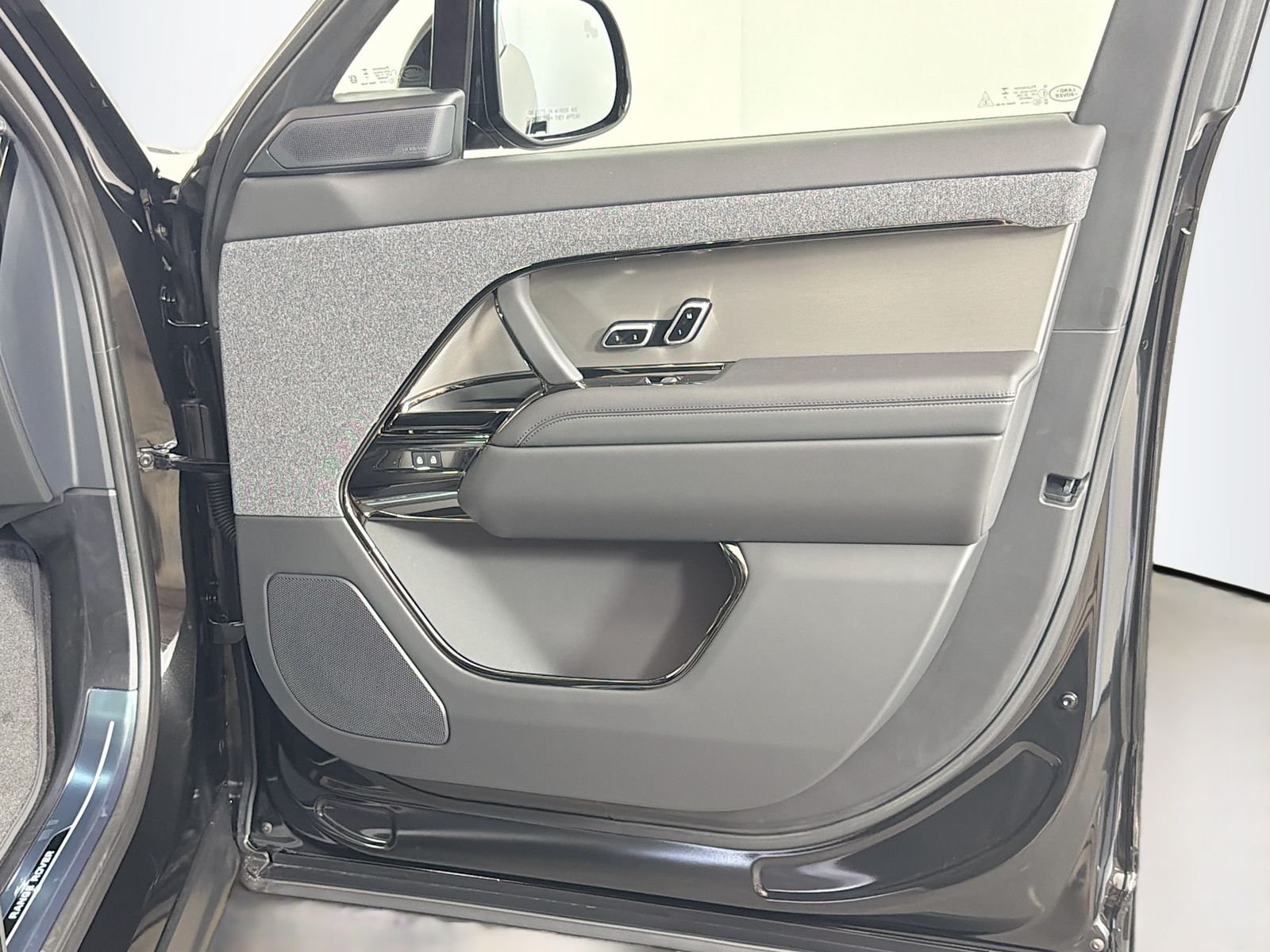 New 2026 Santorini Black Land Rover Dynamic SE image 32