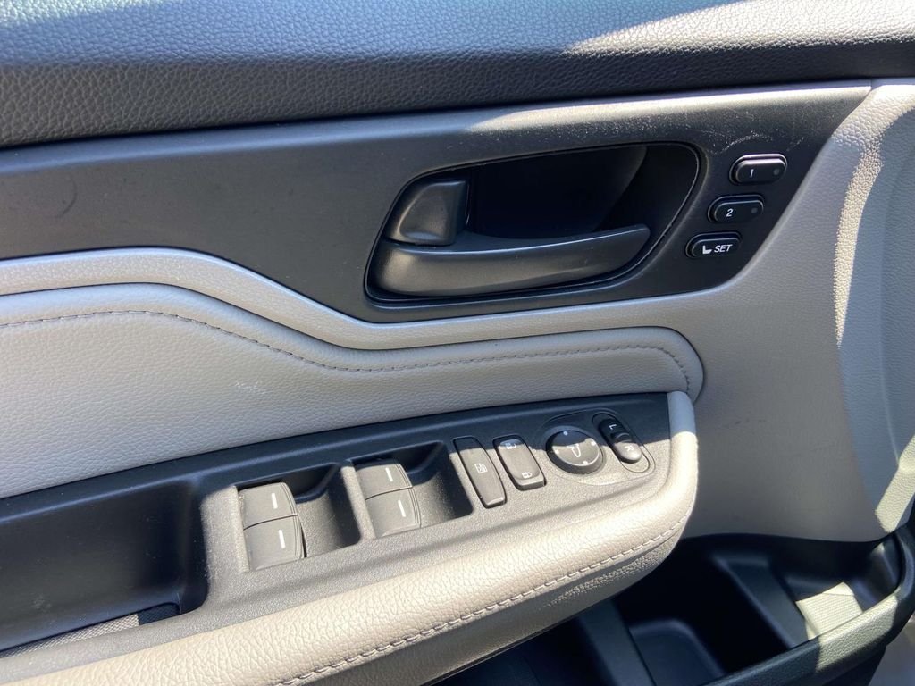 Used 2018  Honda Touring image 16