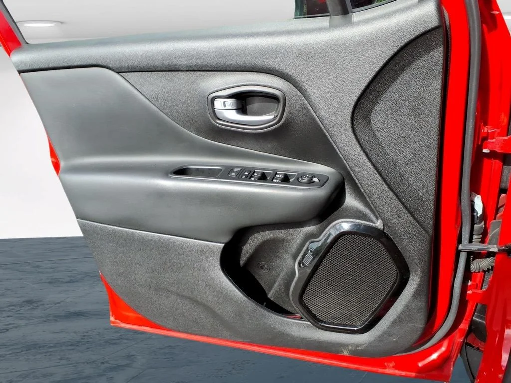 Used 2019 Red Jeep Latitude image 29