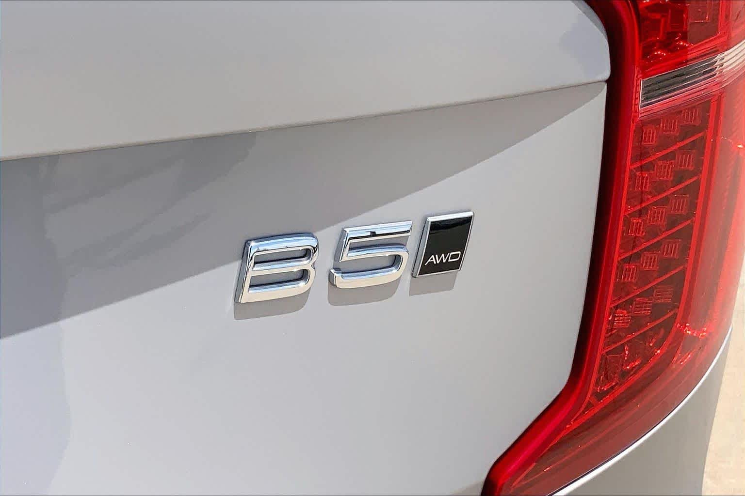 Used 2025 Silver Dawn Metallic Volvo Core image 10