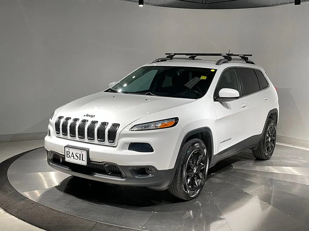 Used 2017 White Jeep Latitude image 8