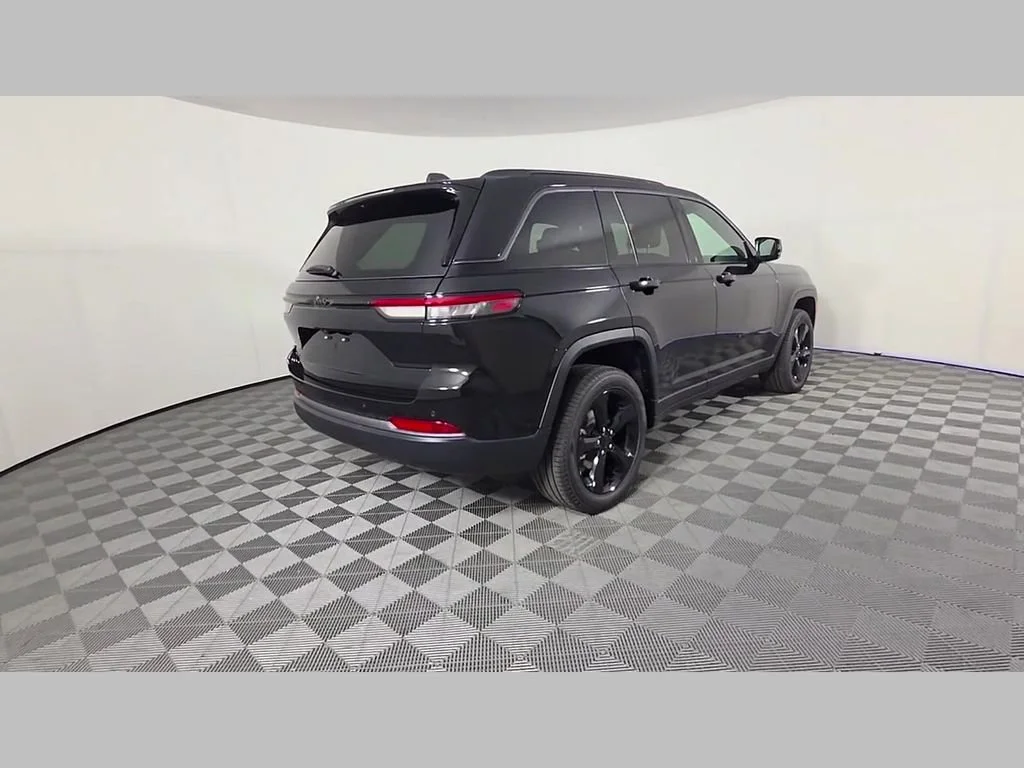 New 2026 Diamond Black Crystal Pearlcoat Jeep Limited image 27