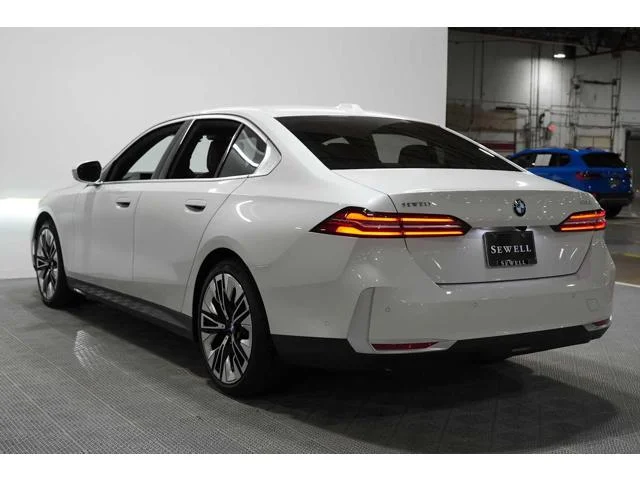 New 2026 Mineral White Metallic BMW 530i image 4