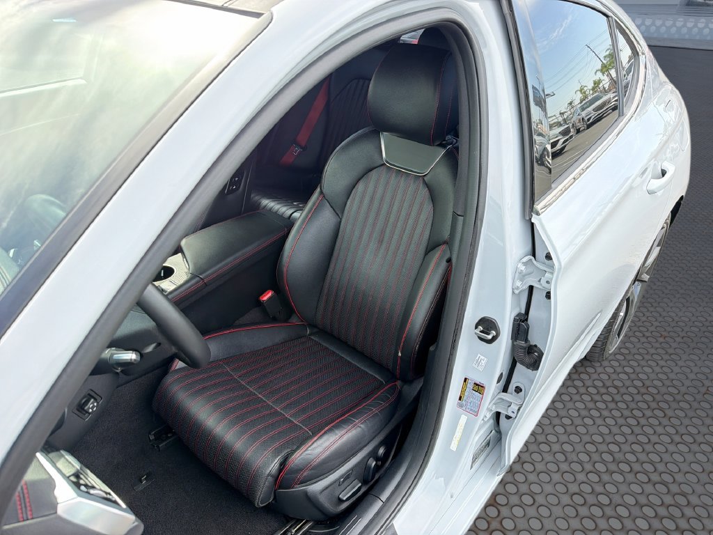 Used 2022 White Genesis 3.3T image 13