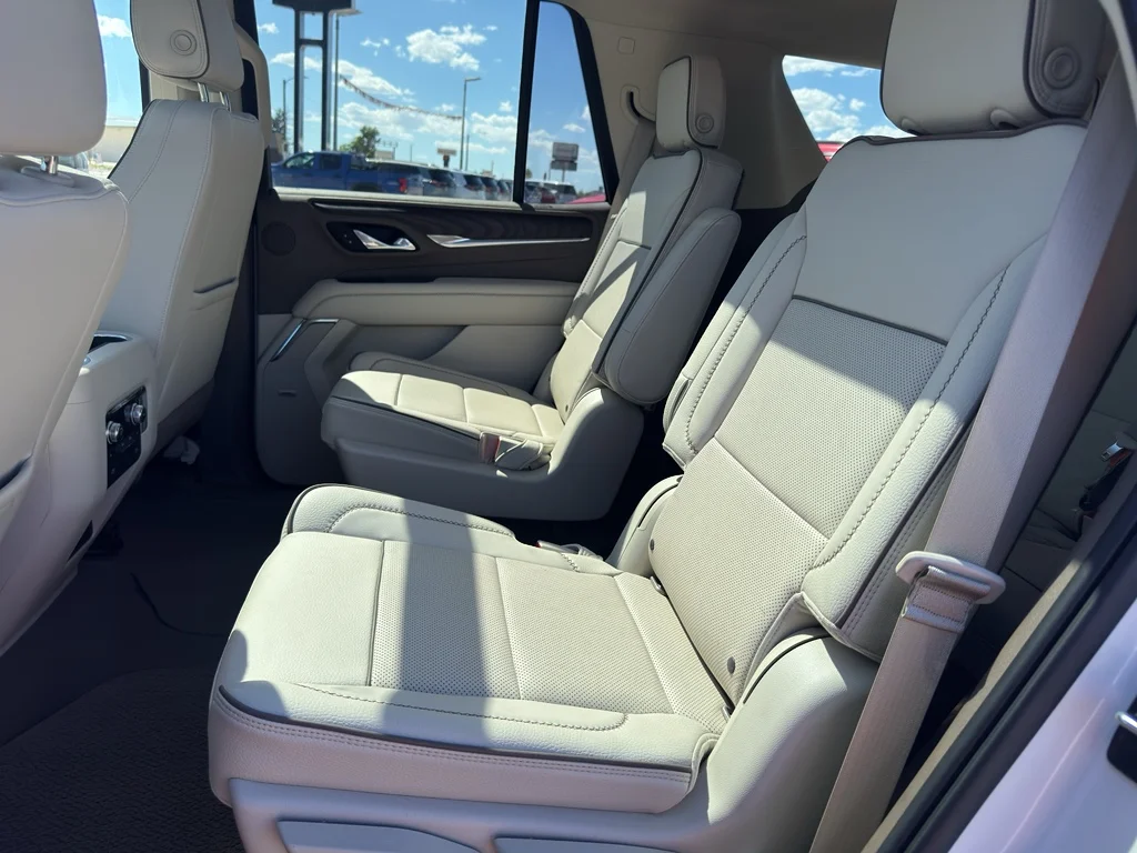 Used 2021 White Frost Tricoat GMC Denali image 14