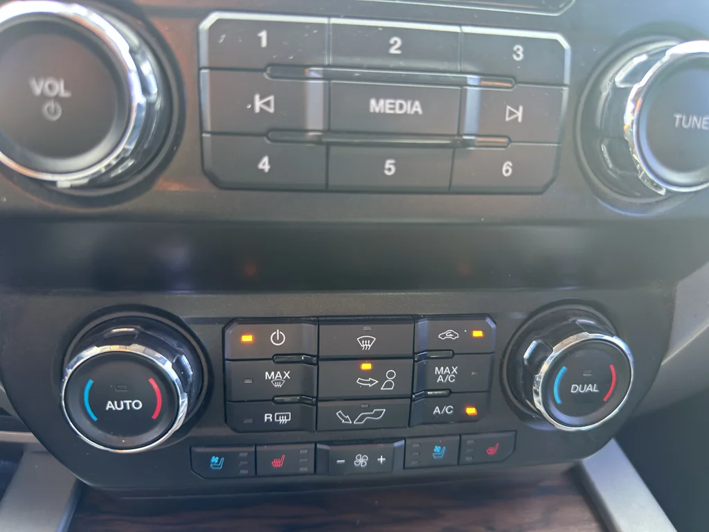 Used 2020 Oxford White Ford LARIAT image 12