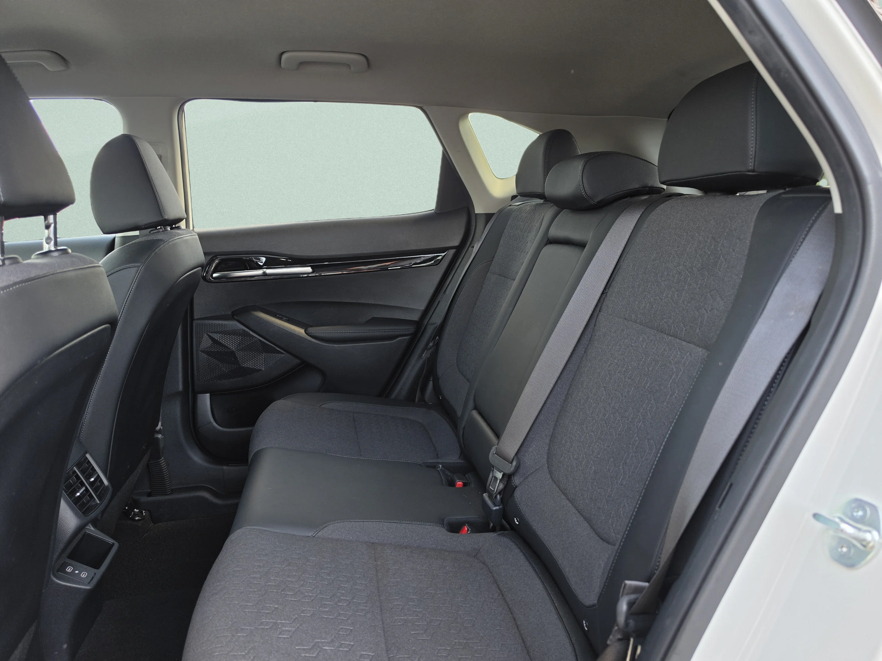Used 2024 Clear White/Black Roof Kia X-Line image 22