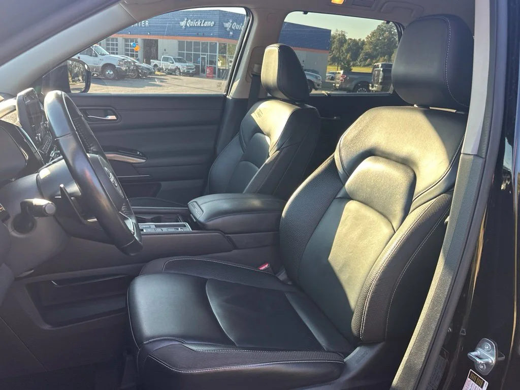 Used 2022 Black Nissan SL image 4