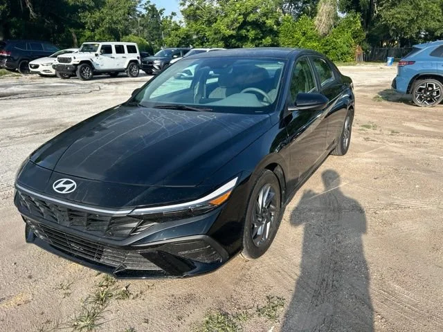 Used 2024 Abyss Black Hyundai SEL image 2