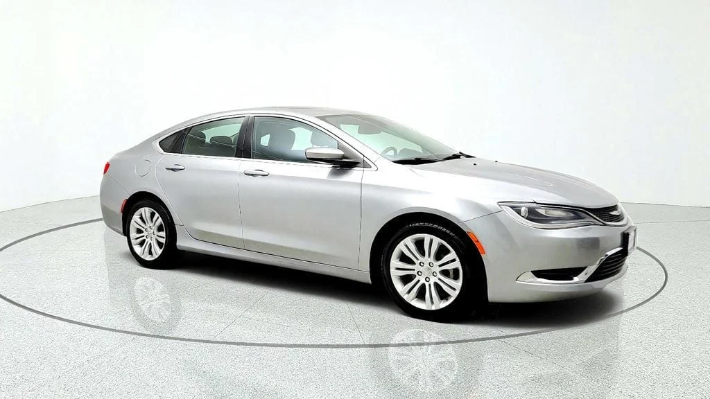 Used 2015 Billet Silver Metallic Clearcoat Chrysler 4dr Sedan Limited FWD image 3