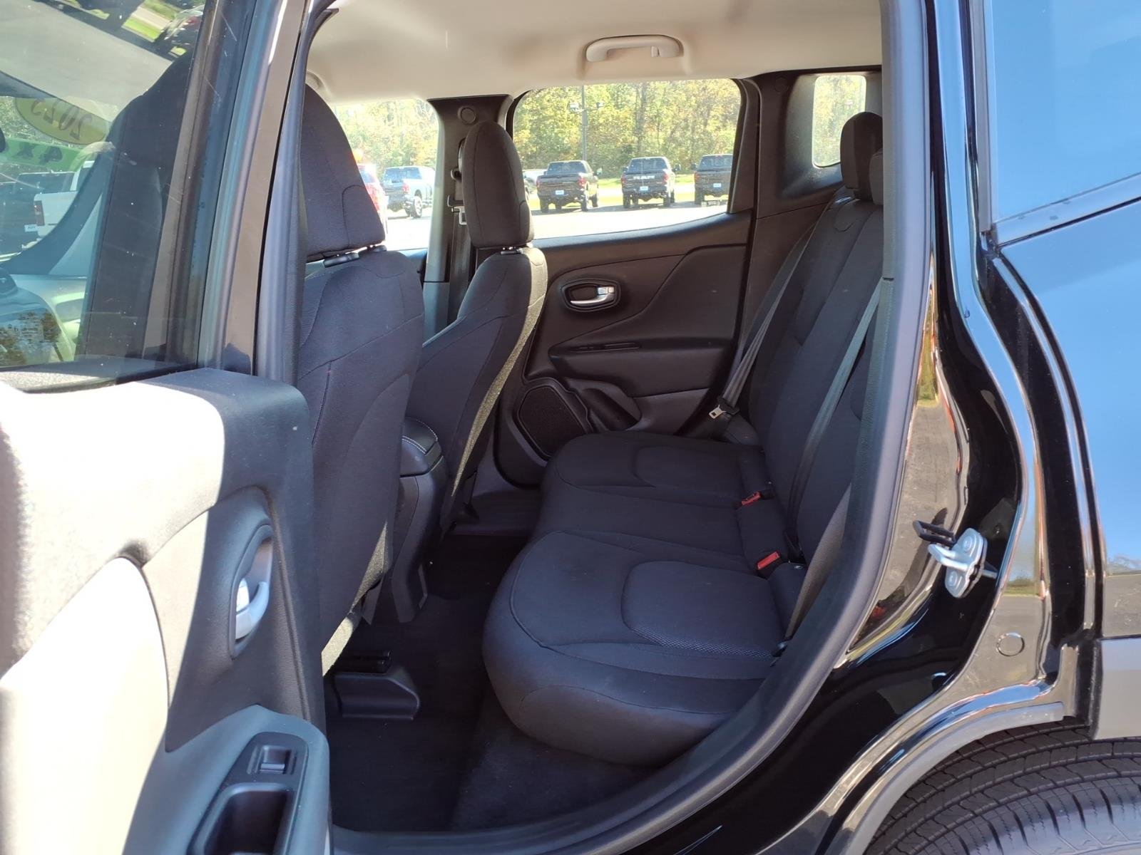 Certified Used 2023  Jeep Latitude image 29
