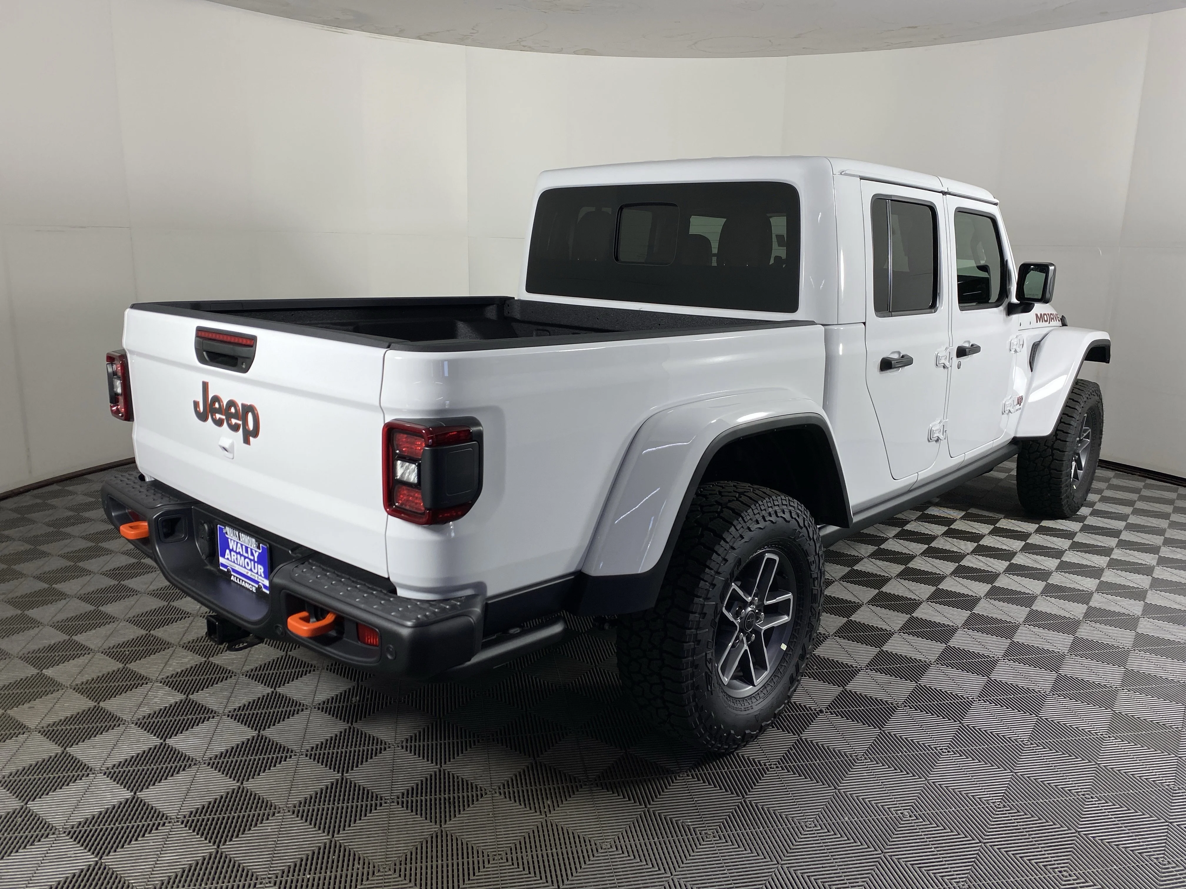 New 2026 Bright White Clear-Coat Exterior Paint Jeep Mojave X image 7