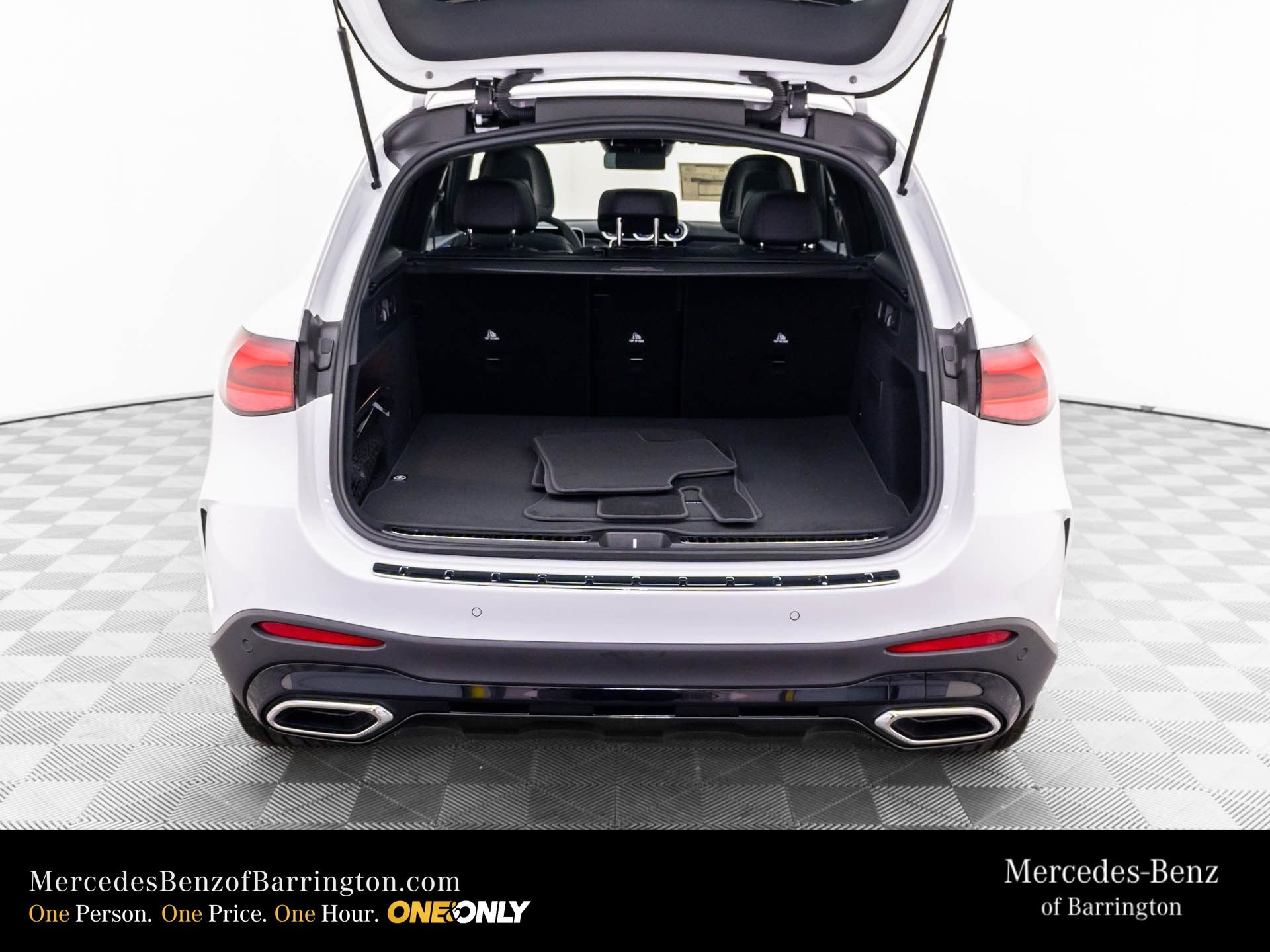 New 2026 MANUFAKTUR Moonlight White Metallic Mercedes-Benz GLC 300 image 36