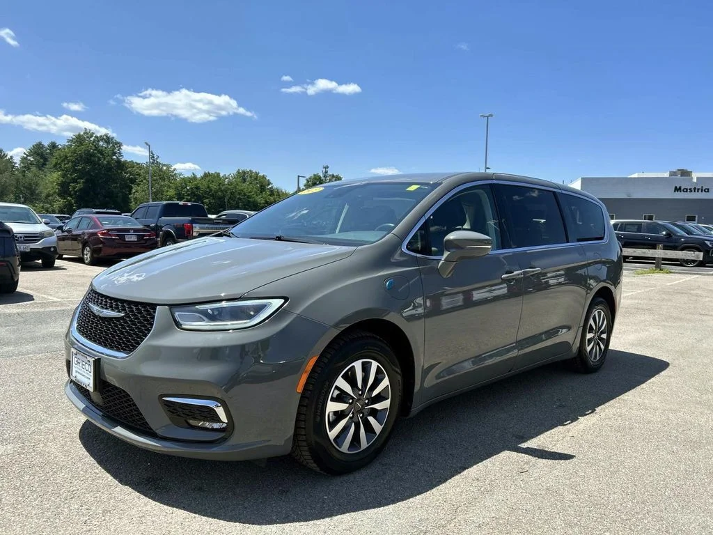 Used 2022 White Chrysler Touring L image 7