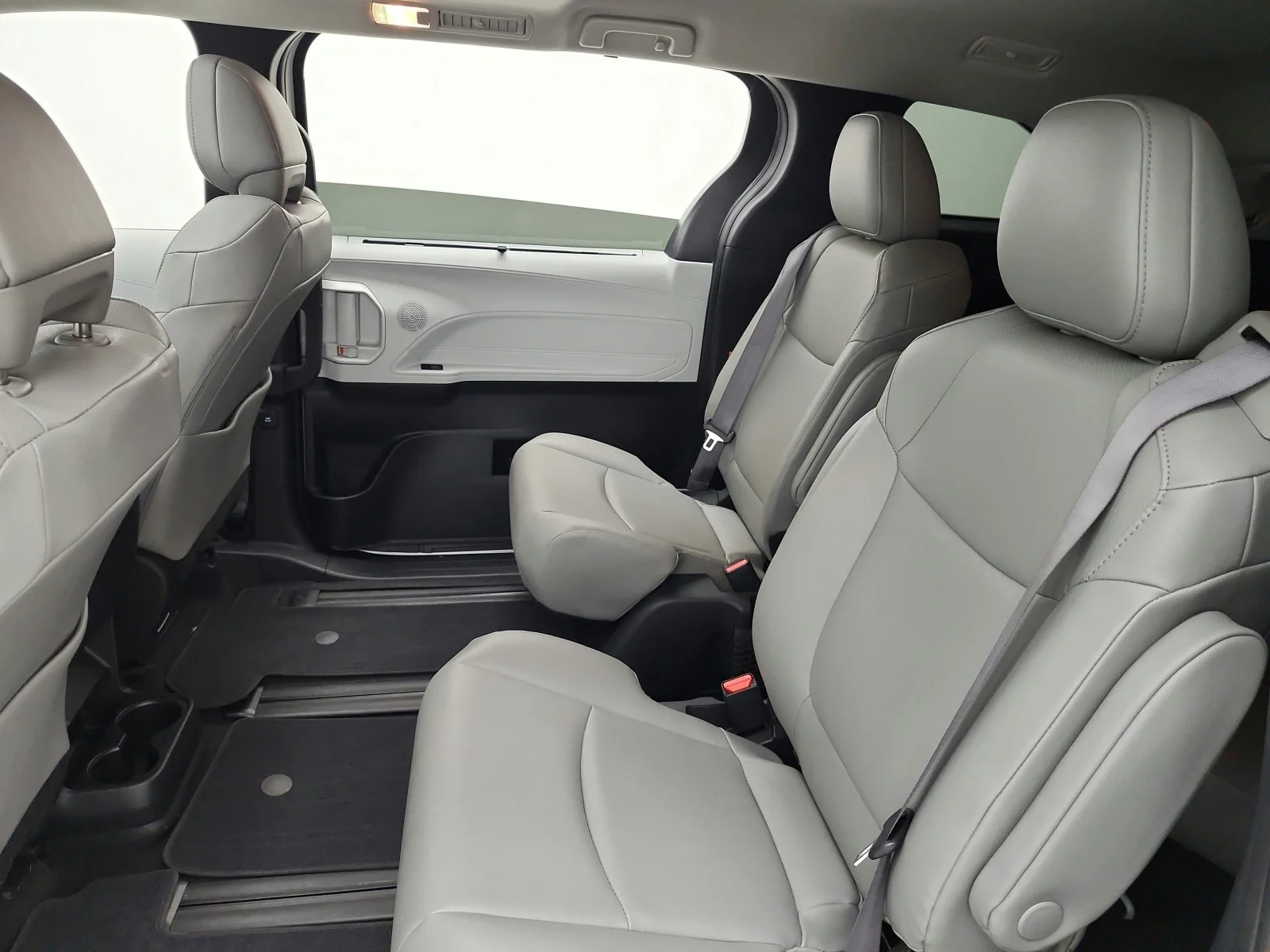 Used 2025 Wind Chill Pearl Toyota XLE AWD 7-Passenger (Natl) image 16