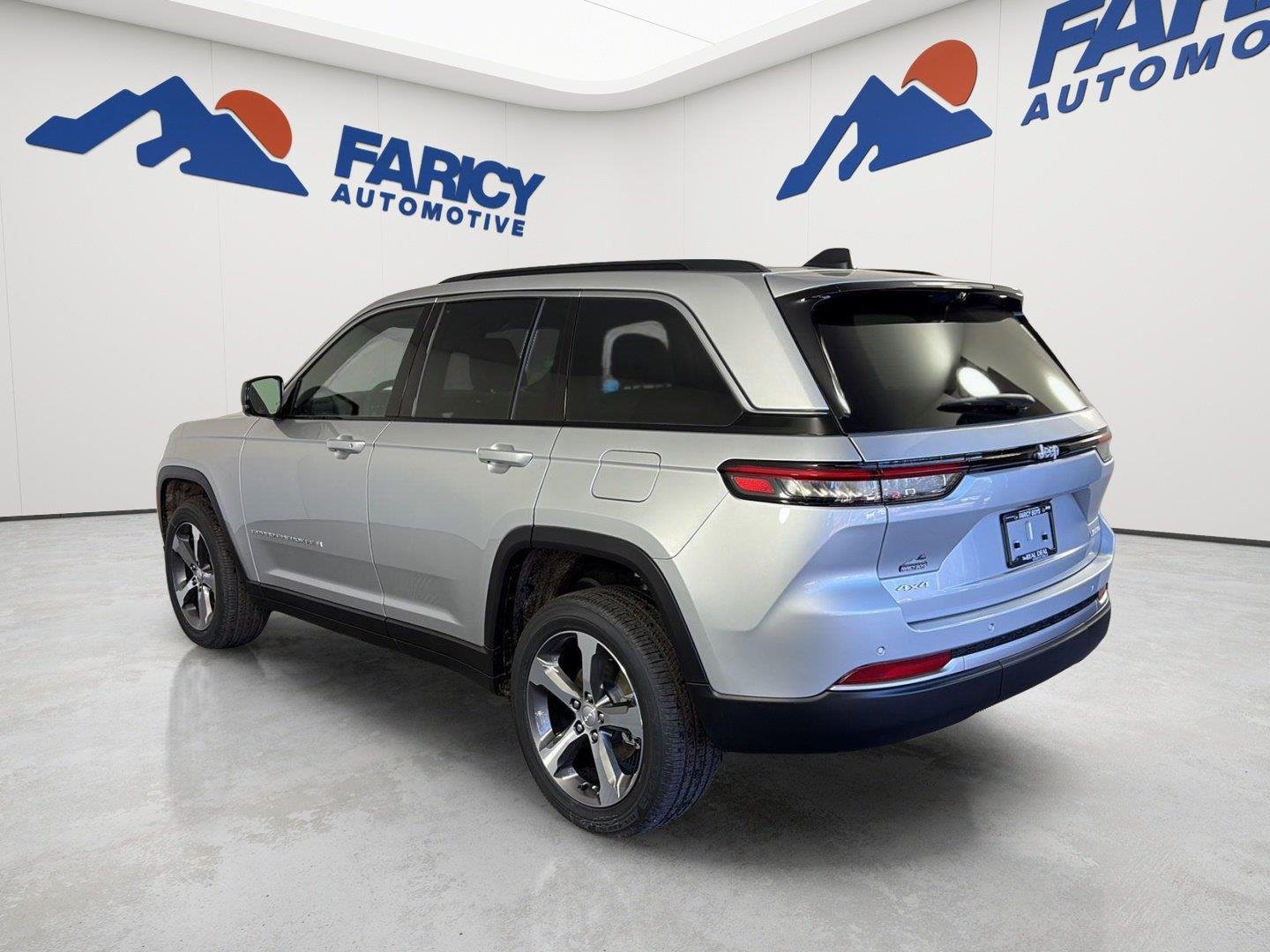 New 2026 Silver Zynith Exterior Paint Jeep Limited image 8