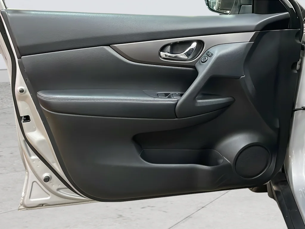 Used 2015 Silver Nissan SV image 24